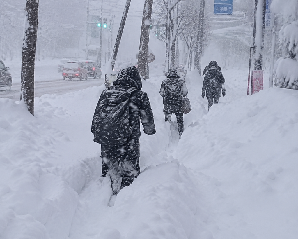 冬の札幌の激しい積雪と凍結した歩道を歩く大変さが伝わる雪道の様子