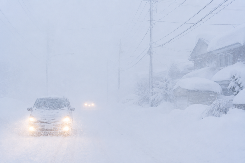 冬の札幌で朝起きたら車が雪で埋まりスコップでの長時間の雪かき作業に追われる大変な現実
