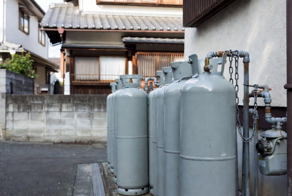 札幌の冬の暖房費が高騰して後悔する大きな原因になる賃貸アパートのプロパンガスボンベ