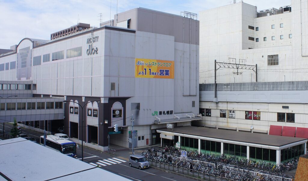 JRと地下鉄がダブルアクセス可能な新札幌駅周辺の近代的な街並みと、駅直結の大型商業施設サンピアザ・デュオ