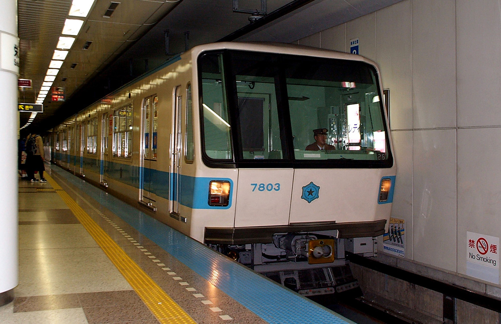 冬の雪の影響を受けずに移動できる札幌の地下鉄のホームと電車の様子