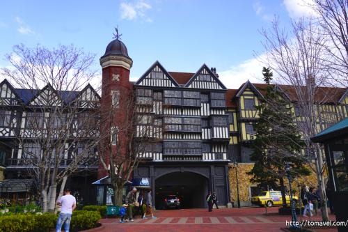 大型商業施設や利便性の高いマンションが並ぶ、札幌市西区の地下鉄東西線・琴似駅周辺の活気ある街並み