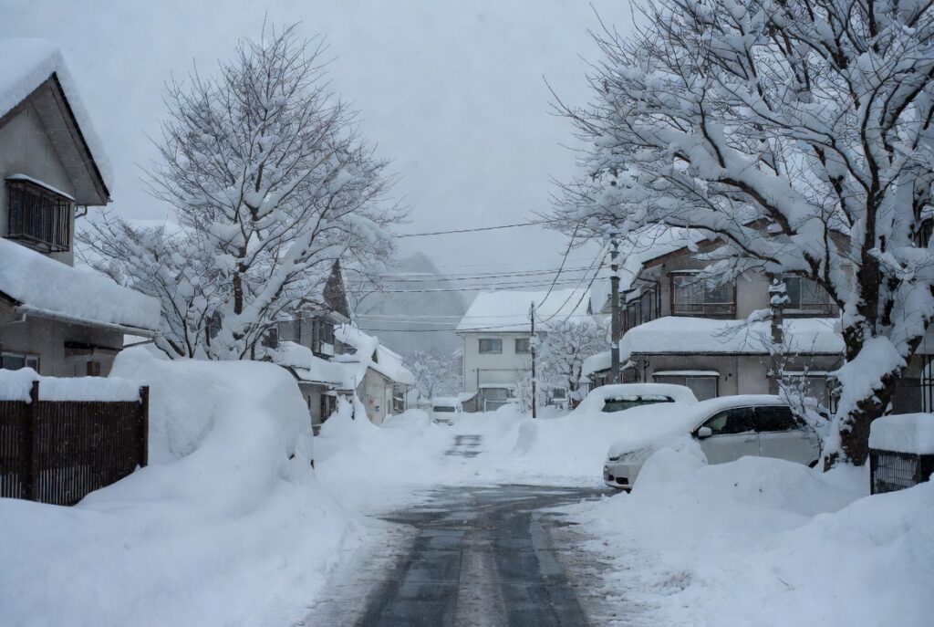 冬の積雪や大雪に見舞われる札幌の街並みと寒さのイメージ