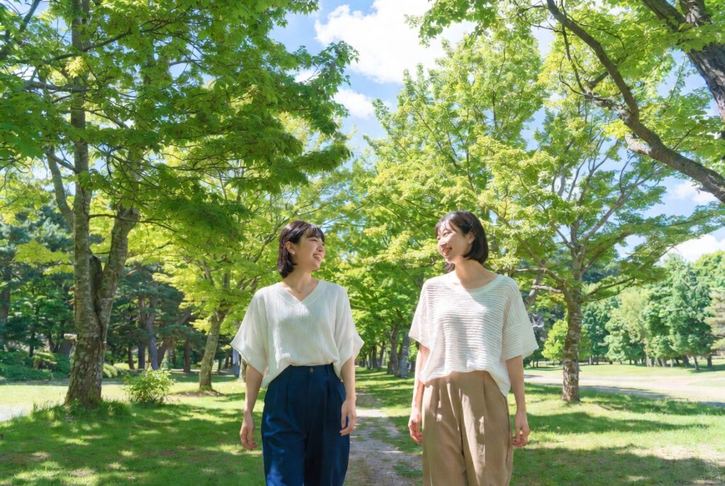 札幌移住を成功させて心地よい人間関係と理想のライフスタイルを叶えた人の笑顔のイメージ