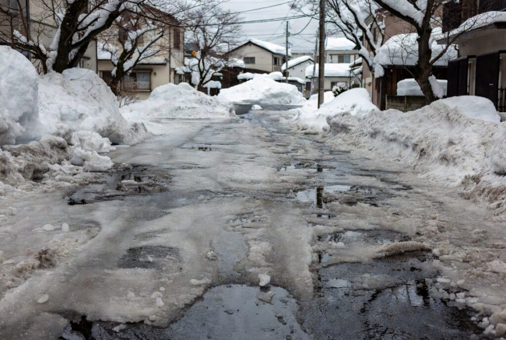 札幌の春先の雪解けでグチャグチャになった道路のリアルな様子