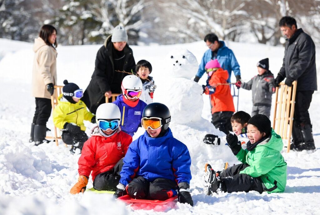 札幌の子育て世帯が冬に用意する子供のスノーウェアやスキー学習用品のイメージ