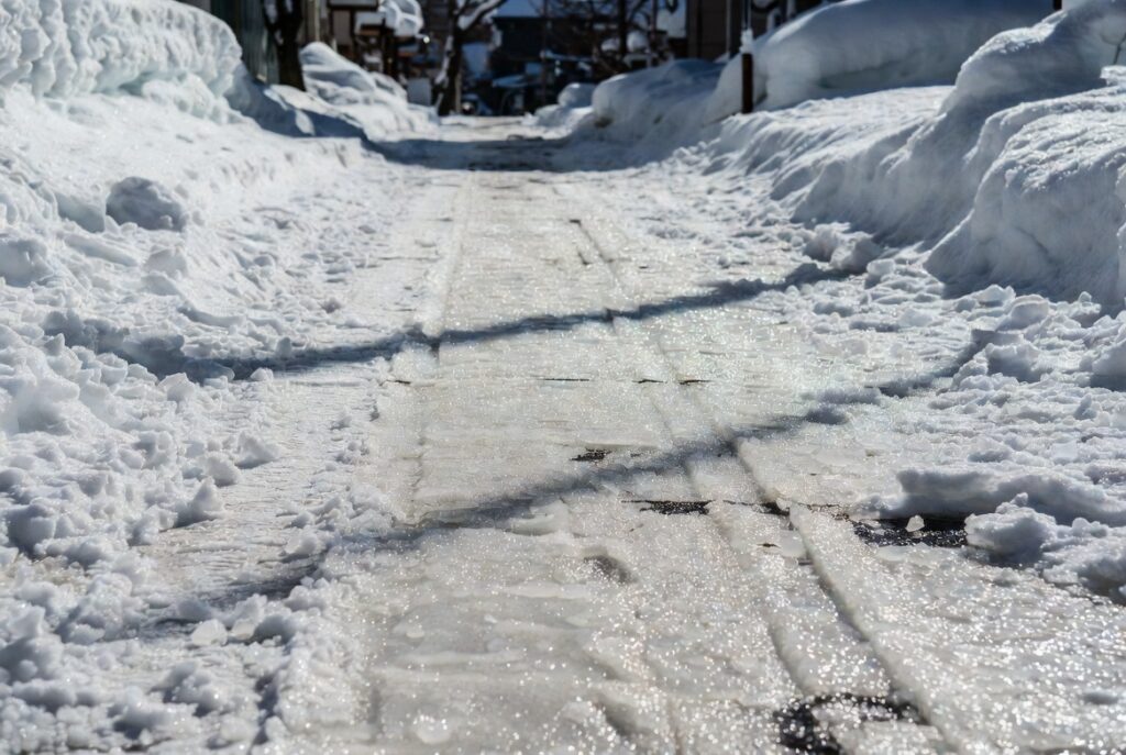 冬の札幌移住で直面する歩道の路面凍結とツルツル路面のアイスバーン
