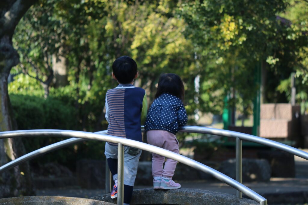 子育て世帯に人気がある札幌市西区の広大な公園環境でのびのび育児をするイメージ