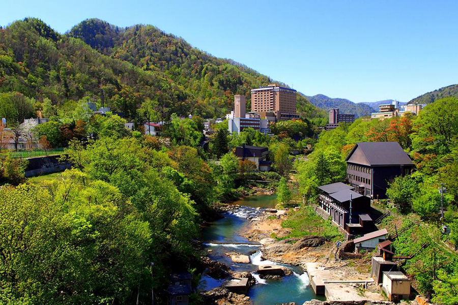 豊かな山々と川に囲まれた札幌市南区の定山渓温泉の景色。大自然が身近にある本格ネイチャーエリアのイメージ