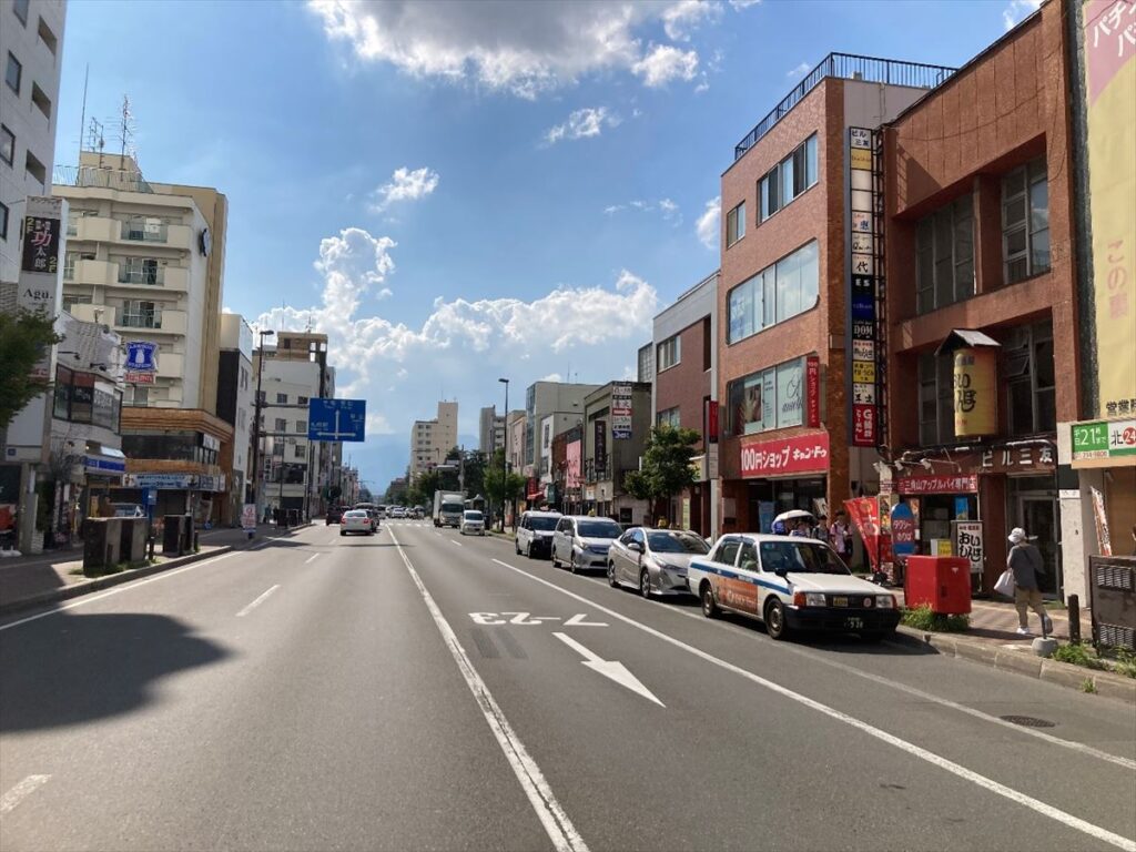 飲食店や居酒屋が充実し、単身者の外食に便利な札幌市北区の地下鉄北24条駅周辺の賑やかな街並み