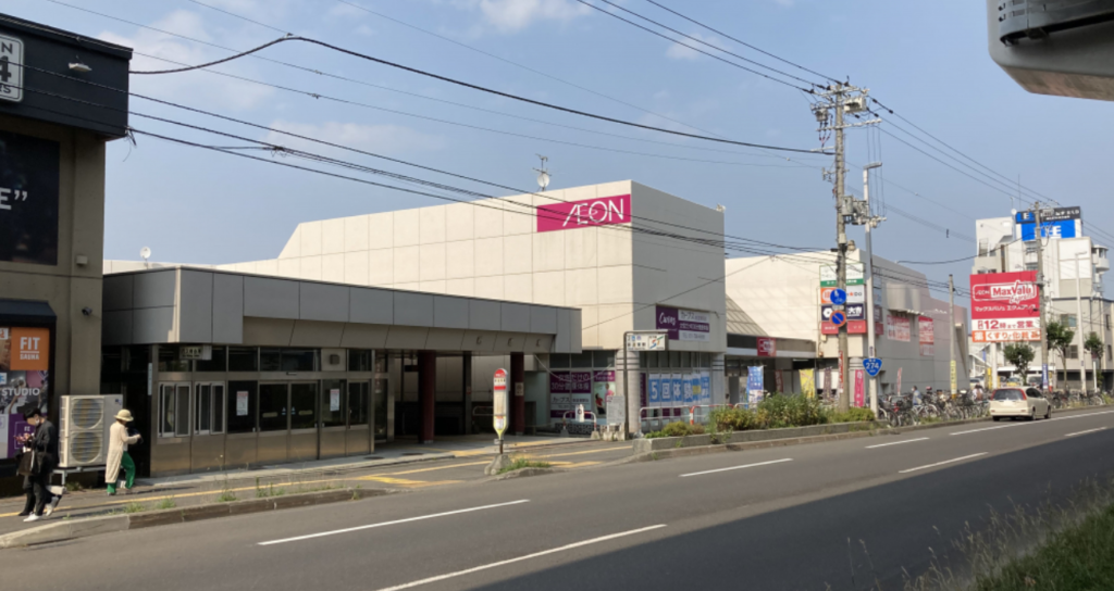 道幅が広く計画的に整備された札幌市東区の住宅街。新道東・元町周辺の落ち着いた住環境と大型商業施設が集まるエリアのイメージ